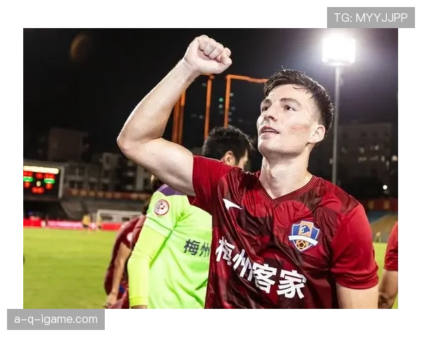 亨克防守表现抢眼，后防线稳健成球队关键支柱