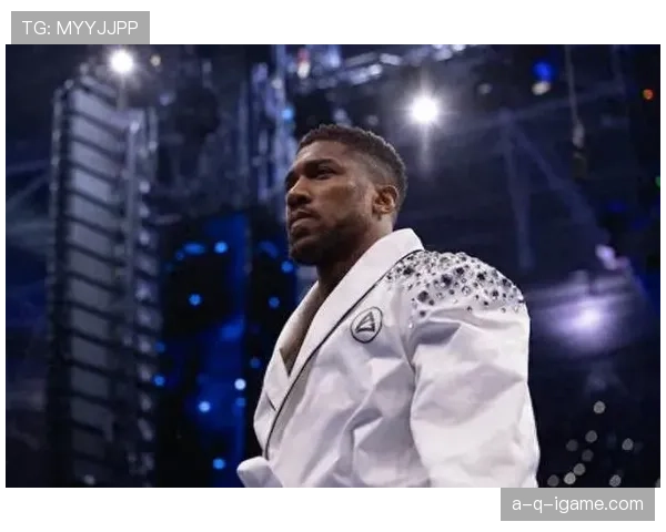 安东尼·约书亚大晚上连吃两份龙虾？这豪门日子也太奢侈了吧！